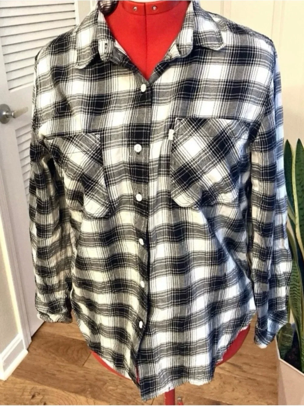 Levi's Boyfriend Fit Black White Plaid Long Sleeve Lightweight Shirt Size Large